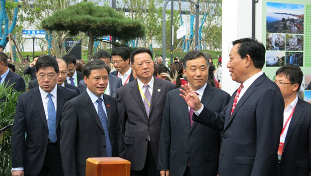 開幕式之后領(lǐng)導與嘉賓現(xiàn)場參觀